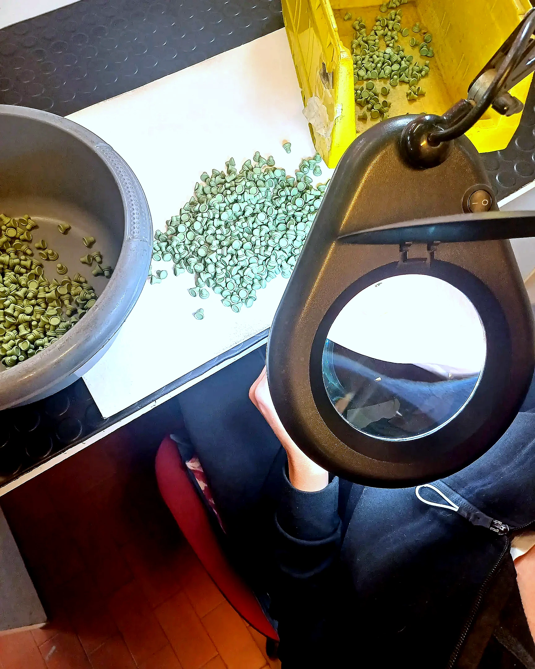 Operazione di controllo qualità su componenti in plastica verde